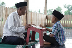 Bolehkah Membasahi Ujung Jari dengan Air Liur untuk Buka Halaman Al-Qur’an? Begini Penjelasan Islam