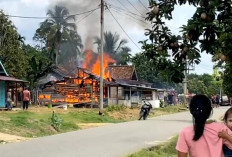 Satu Rumah Papan Milik Warga Muratara Ludes Terbakar, Uang untuk Bayar Kos Anak Ikut Terbakar 