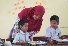 Guru Bimbing Siswa  Pahami Nilai Gizi MBG
