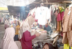 Penjualan Baju Lebaran di Pasar Tradisional B Srikaton Masih Sepi Pembeli