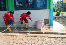 Pasca Banjir Warga di Desa Pasenen Musi Rawas Mulai Bersihkan Rumah dan Sekolah dari Bekas Lumpur 