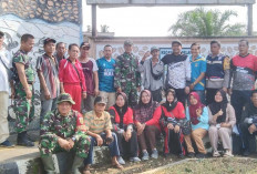 Peduli Kebersihan Lingkungan Warga Gotong-royong Bersihkan Gerbang Masuk Kecamatan Selangit 