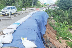 Warga Berharap Bahu Jalan di Muara Beliti Longsor Diperbaiki