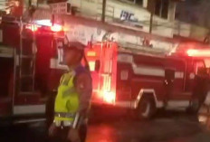 Ruko Rumah Makan Mie Siantar Lubuk Linggau Terbakar, 5 Mobil Damkar Diturunkan