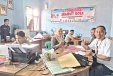 Didatangi Petugas Disdukcapil Muratara, Masyarakat Terpencil Dapatkan Pelayanan Adminduk 