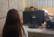 Masih Mengenakan Jas Hujan Wanita Ini jadi Korban B3gal Payud4ra