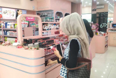 Pelayanan Ramah Tingkatkan Kenyamanan Pembeli Memilih Produk Kecantikan Berkualitas Lengkap