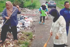 Keluhan Tumpukan Sampah Langsung Direspon, Petugas DLH Lubuk Linggau Kolaborasi dengan Masyarakat