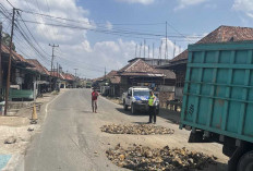 Gotong Royong Perbaiki Jalan Nasional Lintas Sekayu - Lubuk Linggau 