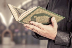Bolehkah Shalat Sambil Membaca Mushaf Al-Qur’an saat Shalat?  