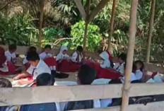 Ruang Kelas Rusak Murid SDN 25 Banyuasin Terpaksa Belajar Di Pondok