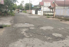 Warga Minta Perbaikan Jalan Berlubang di Amula Rahayu