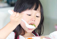 7 Cara Mengajari Anak Makan Sendiri