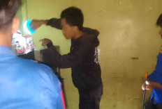 Petugas Damkar Musi Rawas Evakuasi Ular Jenis Kobra di Rumah Warga