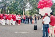 Kalapas dan Ketua Dharma Wanita Lapas Narkotika Muara Beliti Jalan Santai HUT RI dan HUT Pengayoman ke 79