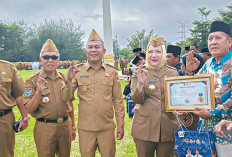 Pemkab Mura Serahkan Bingkisan untuk ASN Purna Tugas, Bupati Hj Ratna Machmud Ingatkan Disiplin ASN
