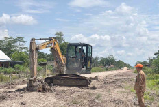 Jalan TMMD Rusak Diterjang Hujan, Camat Lalan Gandeng Warga Swadaya Timbun Jalan