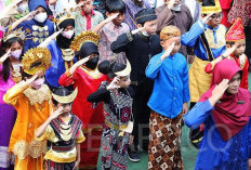 8 Rekomendasi Baju Adat Simpel dan Elegan untuk Upacara Hardiknas 2025