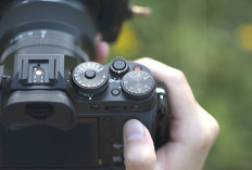 Jangan Anggap Sepele, Inilah 4 Tips Memegang Kamera DSLR yang Benar Bagi Pemula