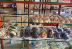 Roti Cokelat dan Pizza Best Seller di Toko Ini