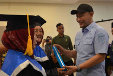 Nenek di Lubuk Linggau Akhirnya Diwisuda Usia 78 Tahun 