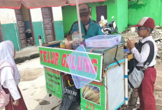 Telur Gulung Tetap Jadi Primadona, Laku Ratusan Tusuk Per Hari