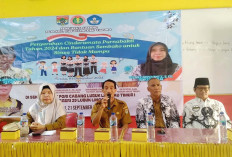 Pengurus PGRI Lubuk Linggau Timur I Serahkan Cenderamata Purnabakti dan Sembako untuk Anak Kurang Mampu