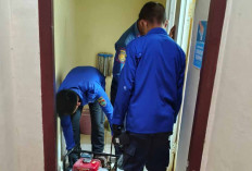 Ular Kobra 1.5 Meter Sembunyi di Saluran Pembuangan Kamar Mandi Berhasil Dievakuasi Personil Damkar Musi Rawas