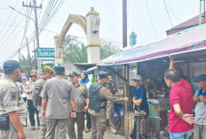 Demi Kenyamanan, Sat Pol PP Tertibkan Pedagang Kaki Lima di Depan Eks Pemkab Mura dan Depan Eks Kompi