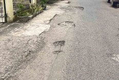 Jalan Berlubang di Lubuk Linggau Kembali Dikeluhkan Pengendara 