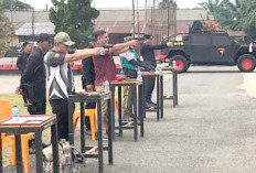 Kalapas Lubuk Linggau Latihan Menembak di Batalyon B Pelopor Brimobda Sumsel