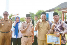 Wabup Musi Rawas Serahkan Kenang-Kenangan untuk ASN Purna Tugas