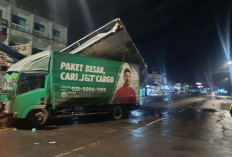 Mobil Ekspedisi Tabrak Baliho Hingga Roboh 