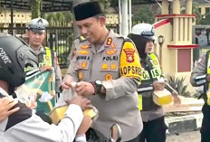 Pererat Silaturahmi dengan Masyarakat, Polres Musi Rawas Bagikan Puluhan Takjil ke Pengendara