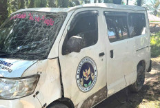 Usai Antar Makanan, Mobil MBG di Desa Ketapat Bening Muratara Terguling ke Dalam Anak Sungai