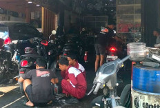 Harga Oli Naik, Bengkel Motor Tetap Ramai Didatangi Pengendara 