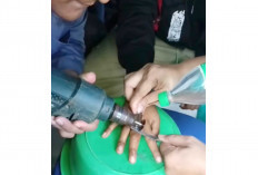 Gunakan Alat Seadanya, Damkar Musi Rawas Bantu Lepaskan Cincin Si Mbak