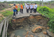 Penghubung Antar Desa Putus, Camat Berharap DPRD Menganggarkan Pembangunan Jembatan Permanen