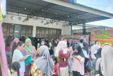 Berburu Promo, Warga Padati Winda Kosmetik di Pasar Megang Sakti Musi Rawas