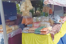Jelang Lebaran Lapak Pedagang Kue Kering Mulai Ramai di Tugumulyo Musi Rawas