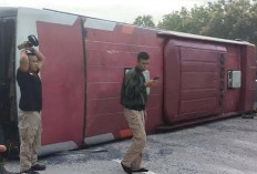 Sopir Diduga Ngantuk Bus Rombongan Kampaye Ganjar-Mahfud Terguling 