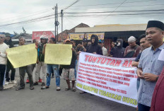 Puluhan Geragakn Pemuda MLM Desak Kajari Tangkap DPO Kasus APR Muratara 
