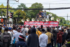 Bawa Spanduk 'Adili Jokowi, Pecat Ketua KPU dan Bawaslu', Pendemo Padati Kantor KPU