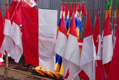 Pedagang Bendera Musiman di Lubuklinggau Mulai Ramai Berjualan di Pinggir Jalan