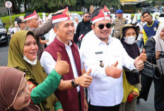 Wali Kota Palembang, Ratu Dewa bersama Wakil Wali Kota Prima Salam Membagikan Bendera Merah Putih  