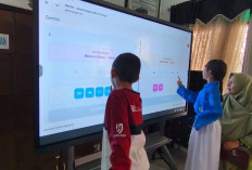 Siswa di Lubuk Linggau Belajar Interaktif Pakai Smartboard TV Bantuan Kemendikdasmen