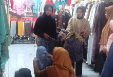 Jelang Hari Raya Idul Fitri 1447 Hijriyah, Penjualan Pakaian di Pasar B Srikaton Alami Peningkatan