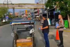 Sat Intelkam Polres Lubuk Linggau Bagikan Senyum dan Kepedulian di Jalanan