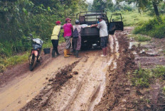 Warga Desa Sadu Musi Rawas Mengeluhkan Jalan Berlumpur 