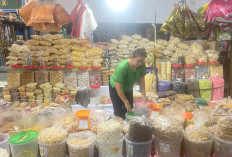 Jelang Idul Adha Aneka Macam Kue Lebaran Dijual Pedagang di Pasar Inpres 